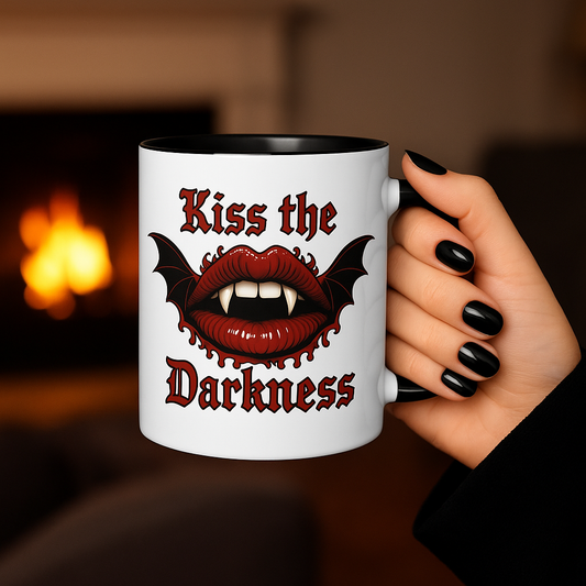 Mug gothique kiss the darkness vu de face